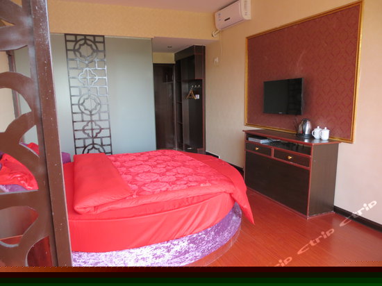 江景蜜月圆床房