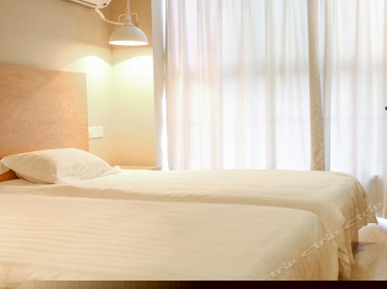 阳光双床房
