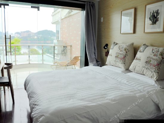 烟雨湖景大床房