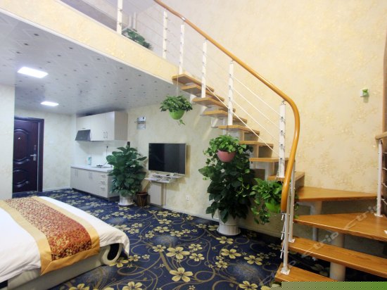 豪华庭院家庭复式房