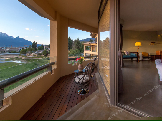 玉龙雪山全景房