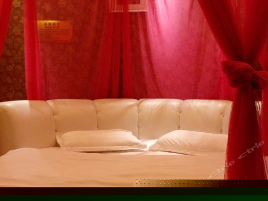 浪漫情侣圆床房