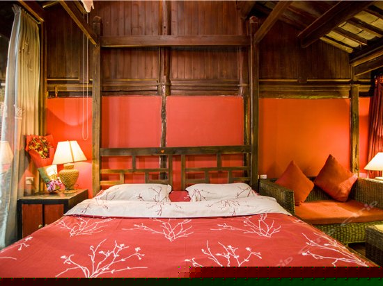 浪漫玫瑰红色蜜月天窗大床房