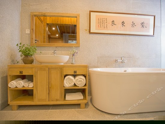 静听豪华浴缸大床房