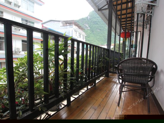 阳台蜜月圆床房