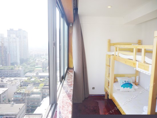 幺妹苍穹六人房(床位)