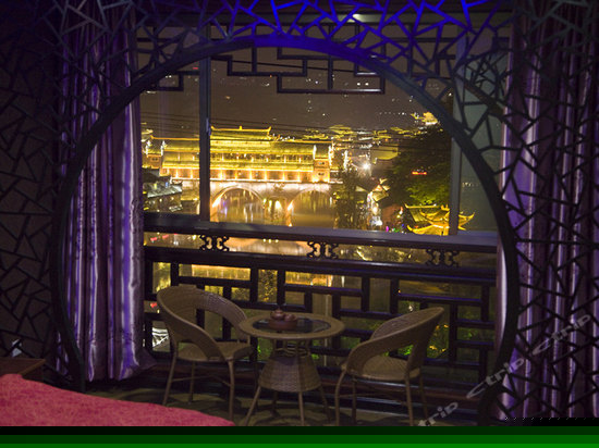 江景蜜月圆床房