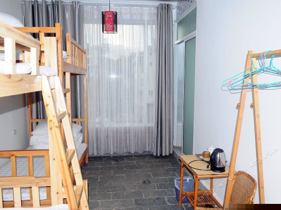 男生四人间床位房