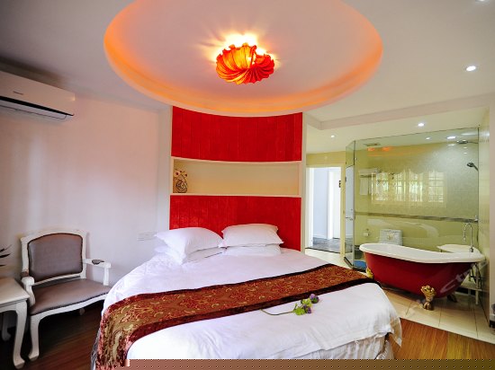 红色浪漫精品圆床房