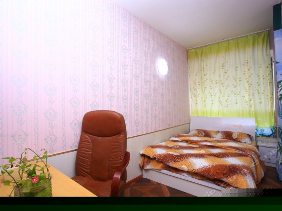 温馨飘窗大床房