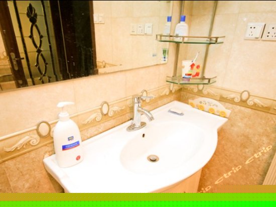 阳台阔景女生8人房(床位)