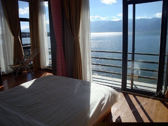 三楼两面临海带阳台大床间