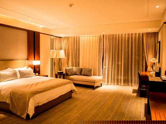 高级湖景大床房