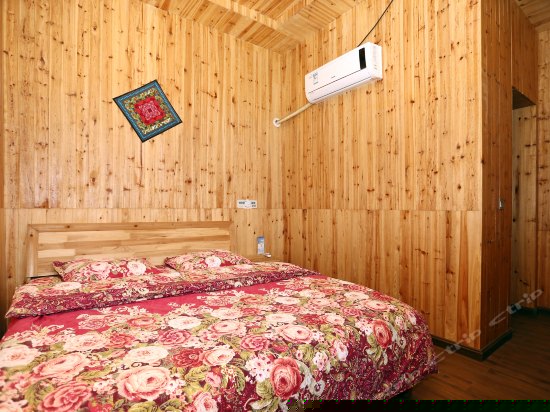 吊脚楼豪华大床房