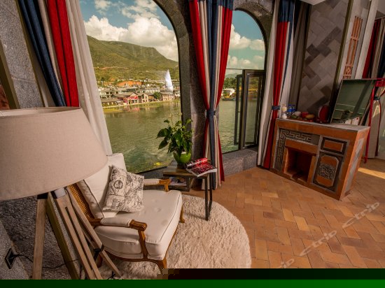 正面270°临水复式阳台海景大床房