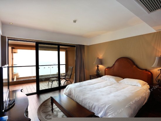 豪华湖景大床房