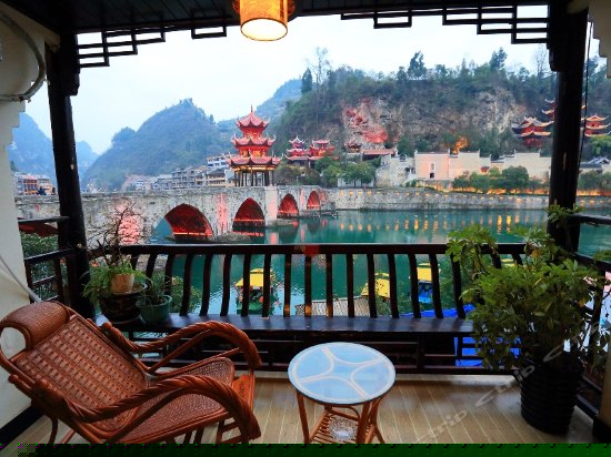 黎明语茶栖舍河景家庭房