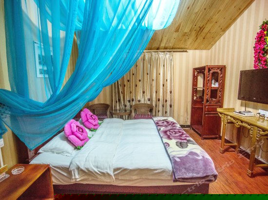 二楼纱幔大床房