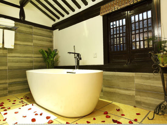 卷耳豪华浴缸大床房