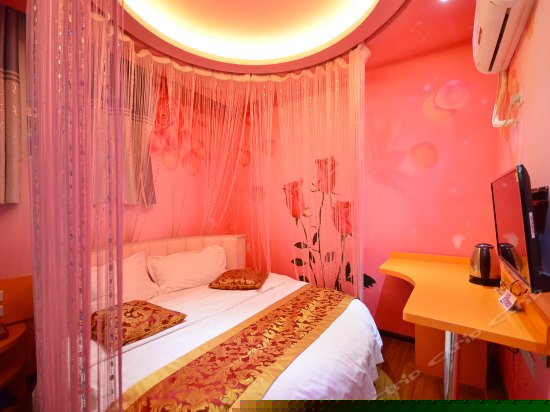 浪漫圆床电脑房