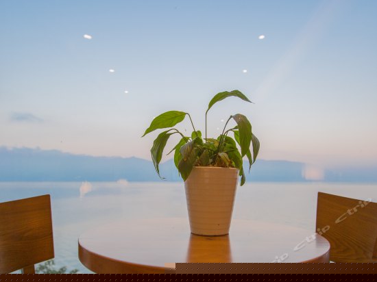 杨柳岸海景大床房