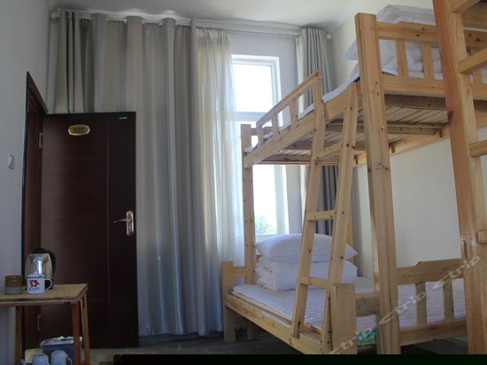 女生四人间床位房