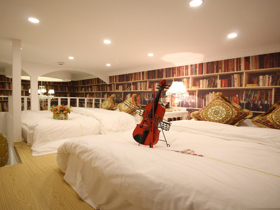 温馨宫廷复式亲子家庭房