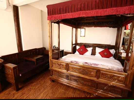 豪华雕花大床房