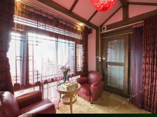 精品蜜月圆床房