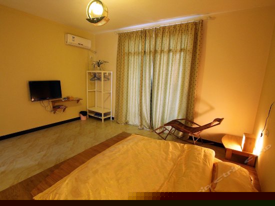 阳台榻榻米圆床房