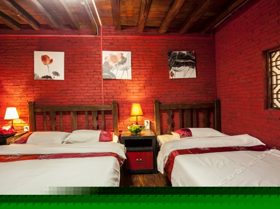 康乃馨红色温馨家庭房