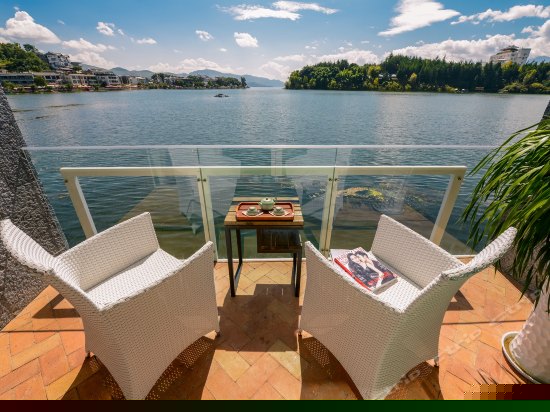 正面180°临水阳台海景大床房