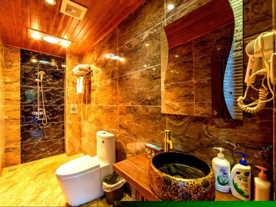 豪华蜜月圆床房