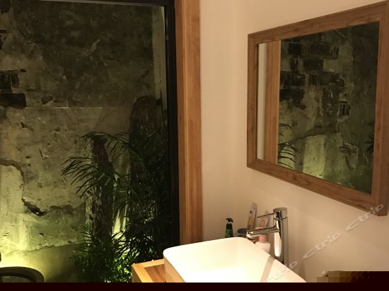 凝荷天井大床房