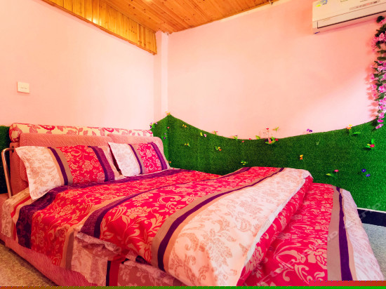 临河现代景观大床房