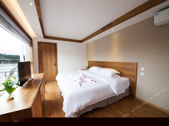 湖景大床房