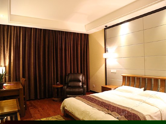 实木泡池温泉大床房