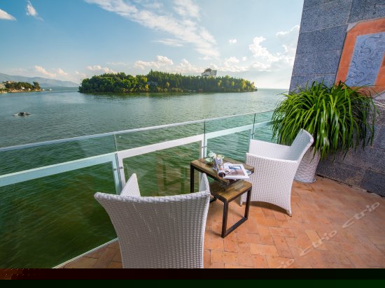 正面180°临水阳台海景标准房