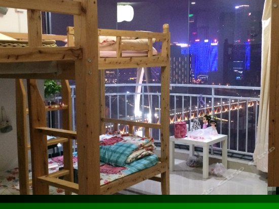 怀抱嘉陵江夜景女生六人床位间