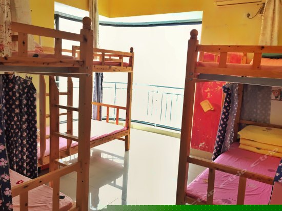 怀抱嘉陵江夜景女生六人床位间