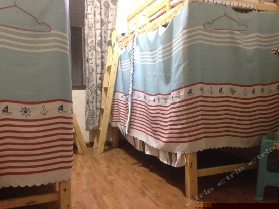 男女混住六人间床位