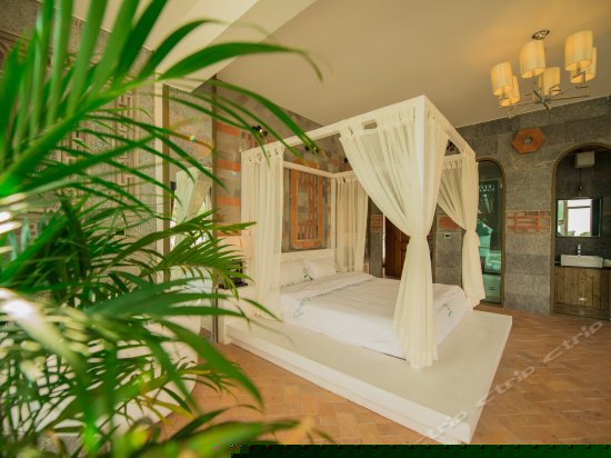 正面270°临水阳台海景大床房