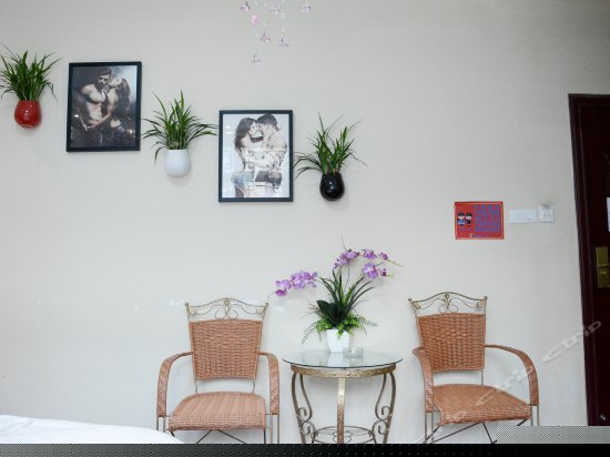 临河观景情侣圆床房