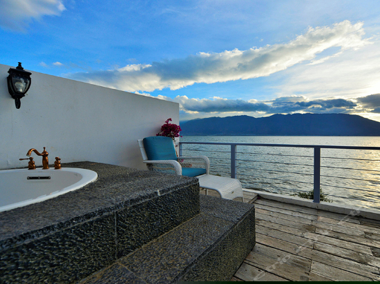 滨水露天浴缸海景房