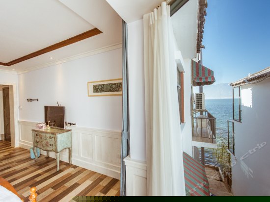 英伦田园侧海景双床房