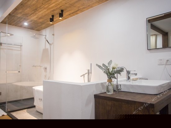 令仪私享庭院房