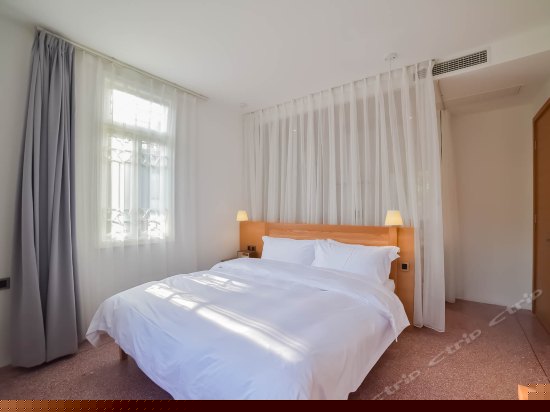 301三面远眺园景大床房