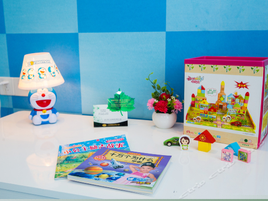 哆啦A梦滑梯三床房