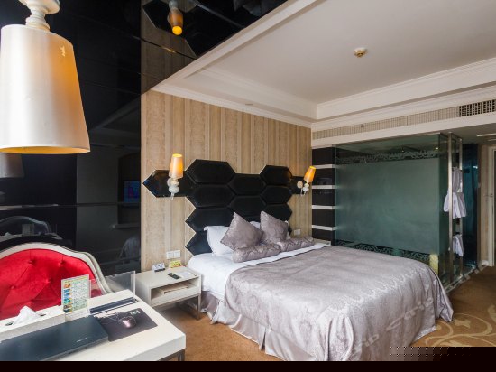 行政大床房(带电脑)