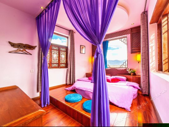 豪华蜜月圆床房